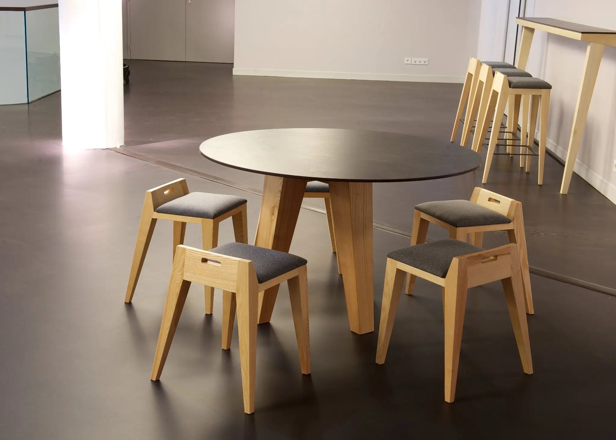 Round tripod table om3 - 6