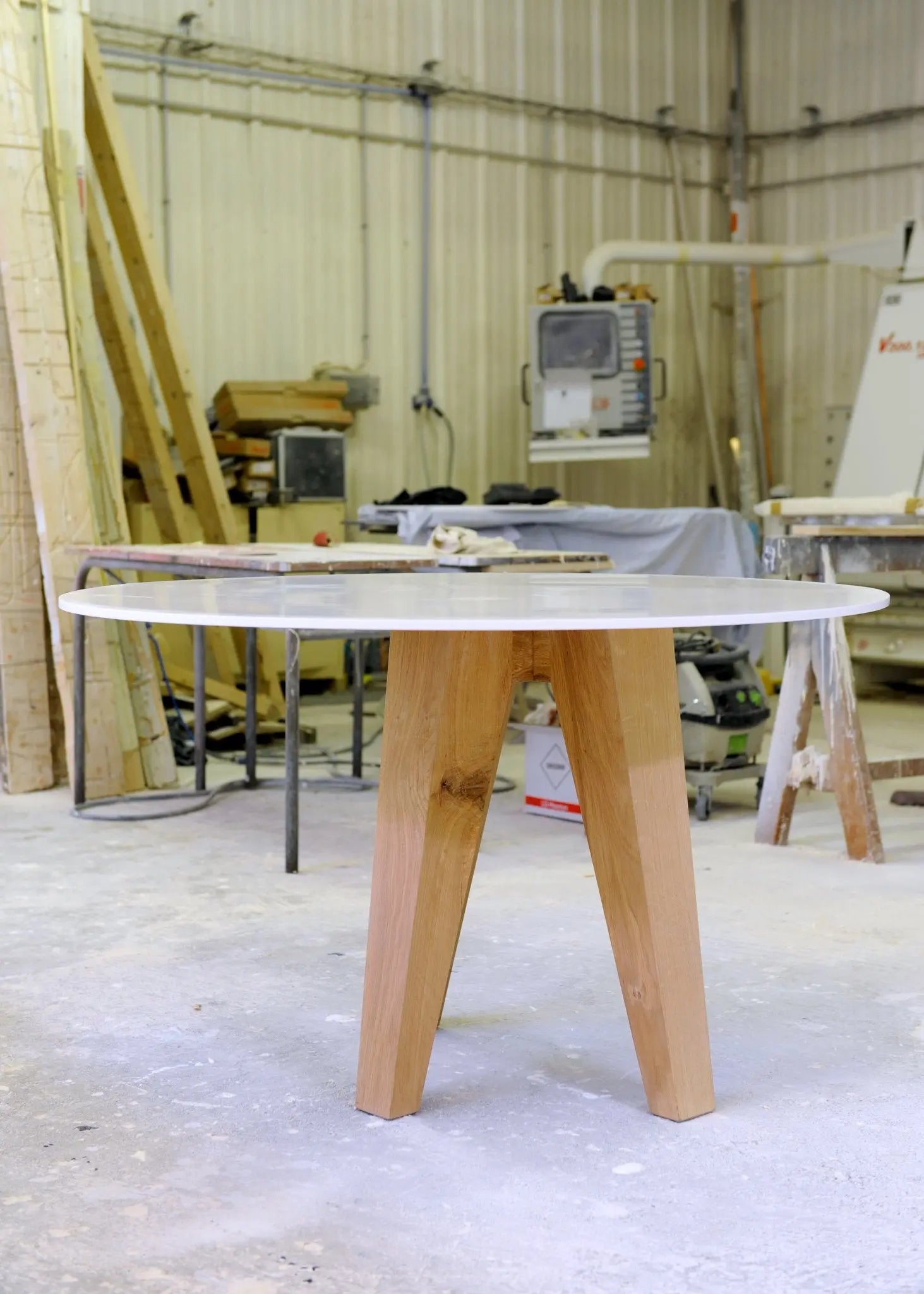 Round tripod table om3 - 7