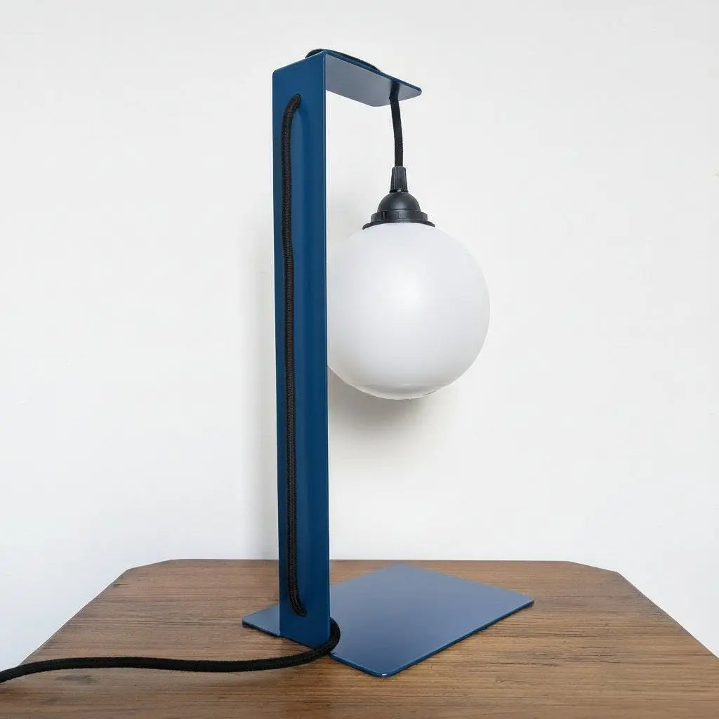 667c366beca1a07b1527c11c_lampe-de-table-bleue-en-metal-plie-3_1771599513359.png