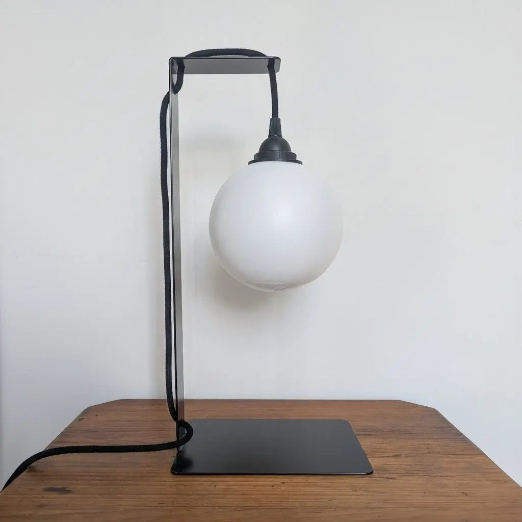 667c366beca1a07b1527c11c_lampe-de-table-noire-en-metal-plie-1_1771599513360.png