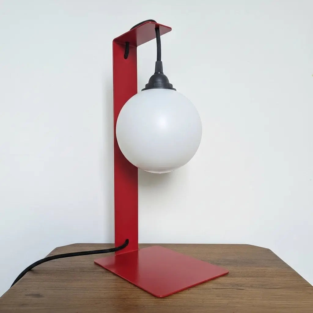 667c366beca1a07b1527c11c_lampe-de-table-rouge-en-metal-plie-2_1771599513362.png