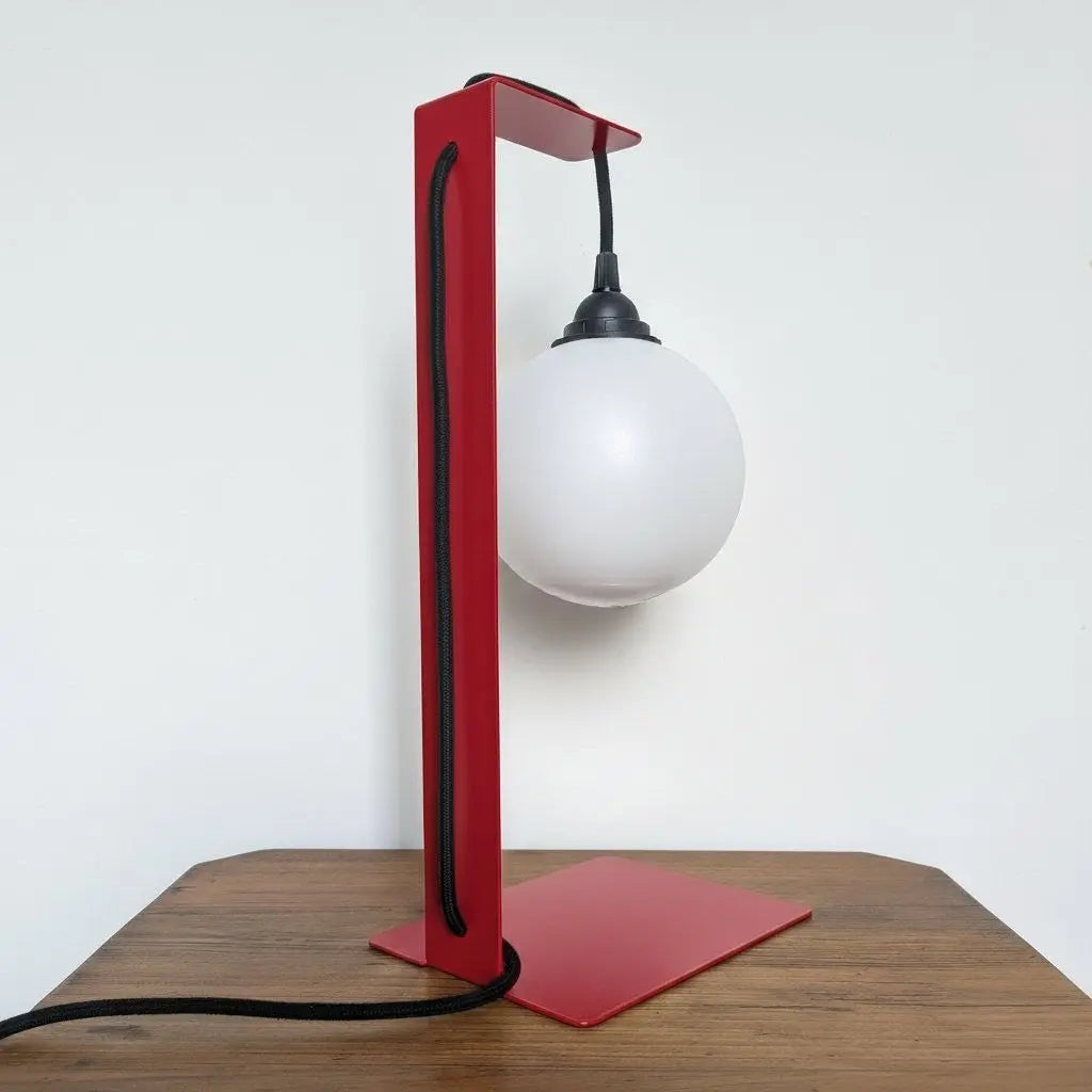 667c366beca1a07b1527c11c_lampe-de-table-rouge-en-metal-plie-3_1771599513362.png