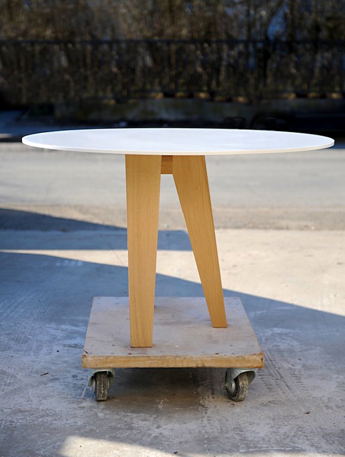 Round tripod table om3 - 2