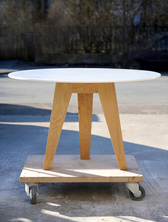 Round tripod table om3 - 4