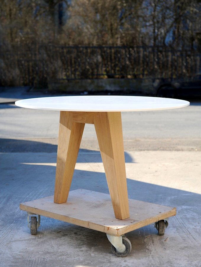 Round tripod table om3 - 5