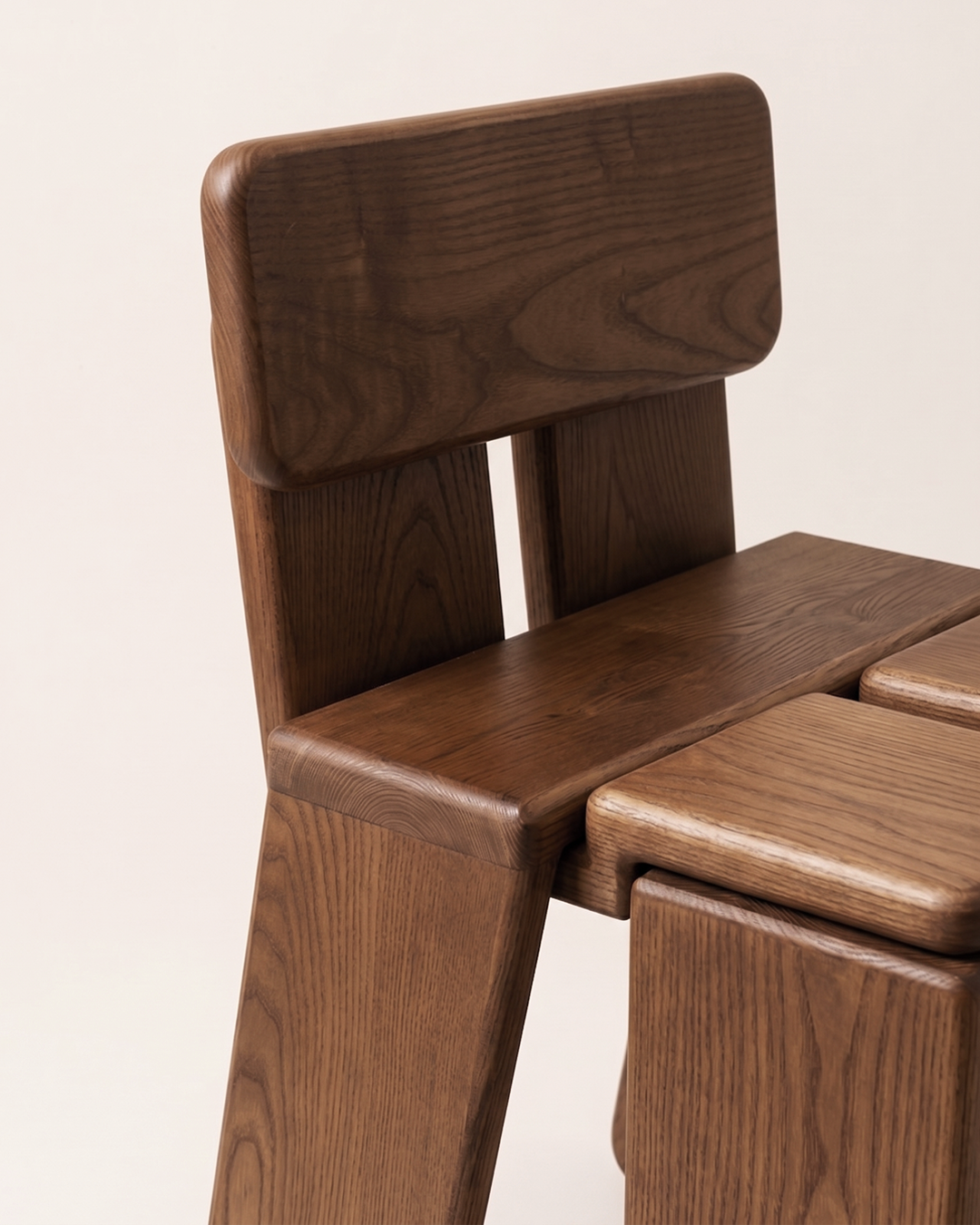 667c366beca1a07b1527c11c_knot-chair-5-_1777915062836.png