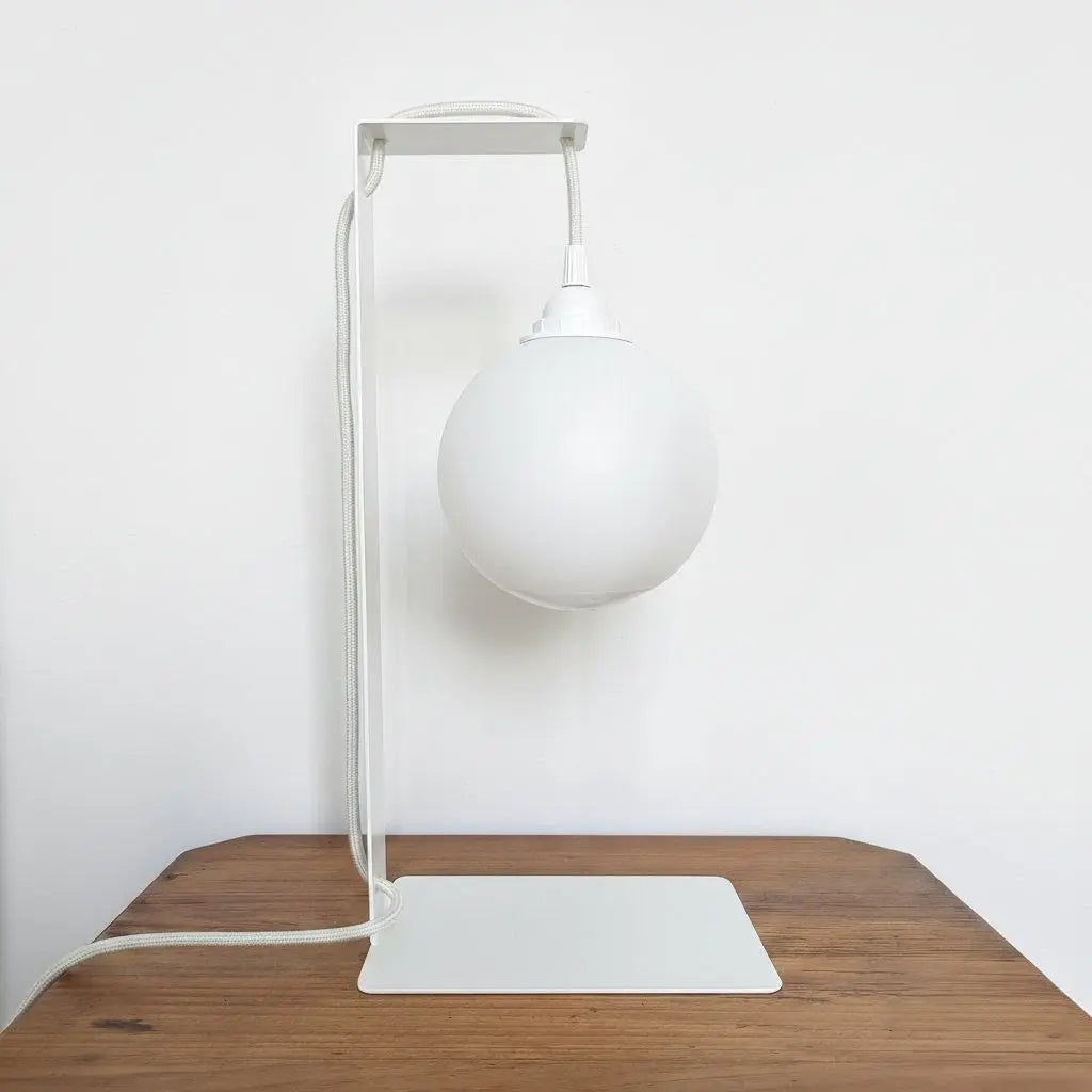 667c366beca1a07b1527c11c_lampe-de-table-blanche-en-metal-plie-1_1771599513355.png