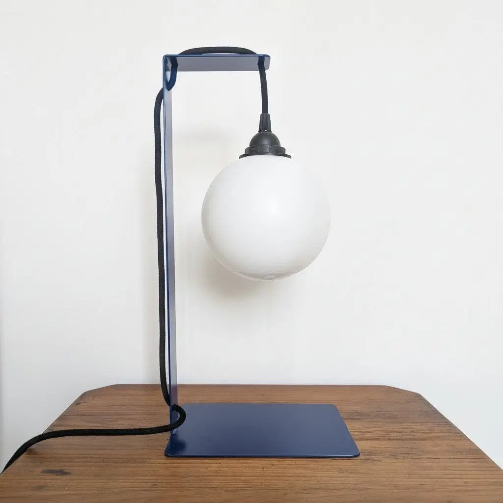 667c366beca1a07b1527c11c_lampe-de-table-bleue-en-metal-plie-1_1771599513358.png