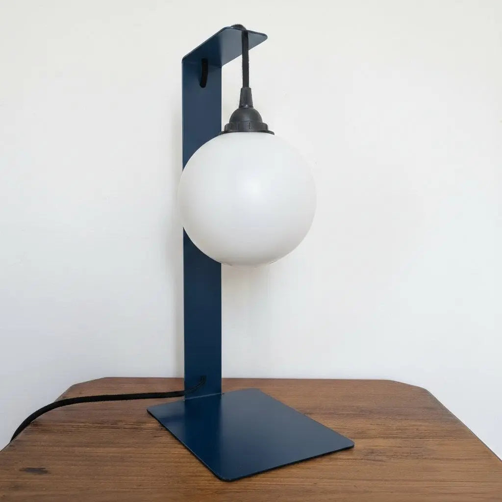 667c366beca1a07b1527c11c_lampe-de-table-bleue-en-metal-plie-2_1771599513358.png
