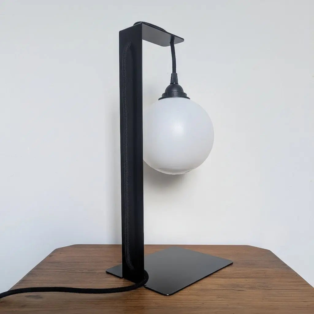 667c366beca1a07b1527c11c_lampe-de-table-noire-en-metal-plie-3_1771599513361.png