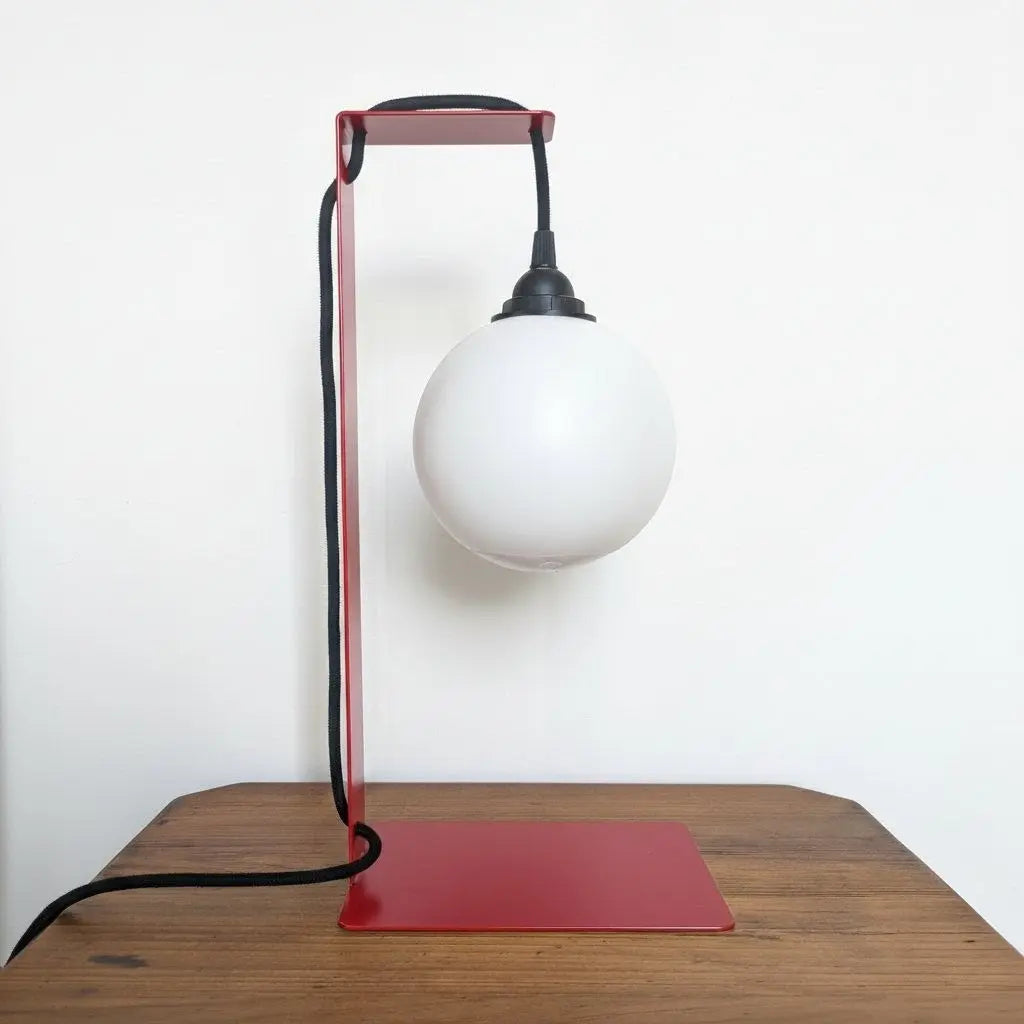 667c366beca1a07b1527c11c_lampe-de-table-rouge-en-metal-plie-1_1771599513362.png